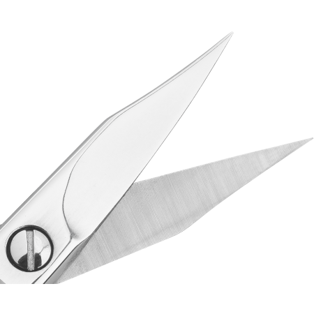 Nahaufnahme der geöffneten Schneide der ZWILLING Classic Nagel- und Hautschere mit gepogener Schneide und pointierter Spitze für die Anwendung an der Nagelhaut.
