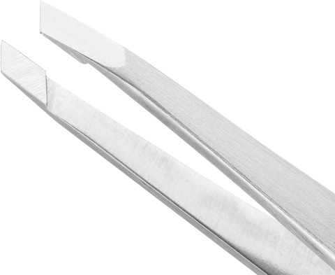 Queransicht der ZWILLING Premium schräge Pinzette aus rostfreiem Edelstahl mit handgeschliffenen Spitzen.