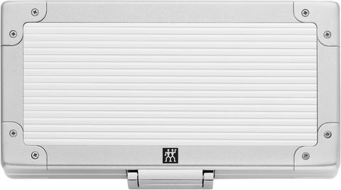 Frontalansicht eines geschlossenen ZWILLING Premium Sets 5tlg. in silber mit Aluminiumgehäuse und den meistgenutzten Pflegeinstrumenten.