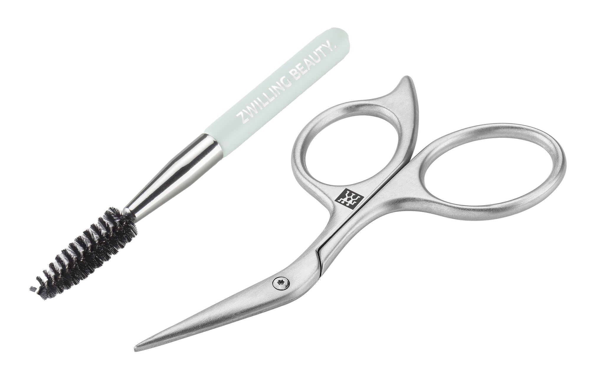 Queransicht einer ZWILLING Premium Augenbrauenschere aus rostfreiem Edelstahl mit abgewinkelter, hauchdünner Schneide  inklusive Augenbrauenbürste.