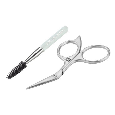Queransicht einer ZWILLING Premium Augenbrauenschere aus rostfreiem Edelstahl mit abgewinkelter, hauchdünner Schneide  inklusive Augenbrauenbürste.