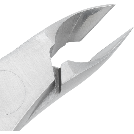 Nahaufnahme der geöffneten Schneide der ZWILLING Premium Nagelhautzange aus rostfreiem Edelstahl mit präziser Schneide für exakten Schnitt.