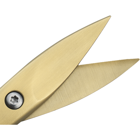 Nahaufnahme der geöffneten Schneide der ZWILLING Premium Nagelschere in Gold aus rostfreiem Edelstahl mit scharfen, präzisen Klingen.