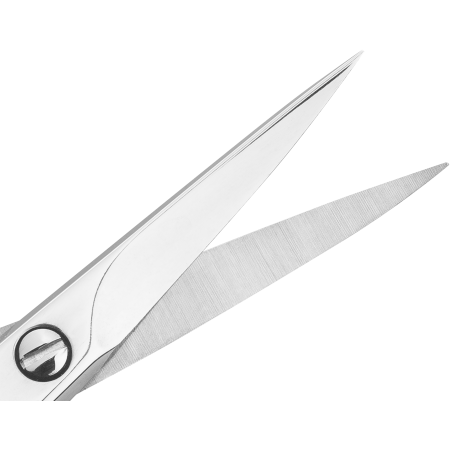 Nahaufnahme der geöffneten Schneide der ZWILLING Classic Nagelhautschere aus rostfreiem Edelstahl mit scharfer, spitz zulaufender Schneide.