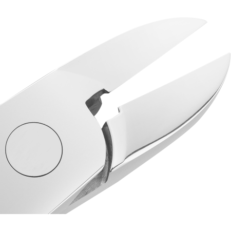 Nahaufnahme der geöffneten Schneide der ZWILLING Classic Nagelzange mit besonders scharfen Schneiden.