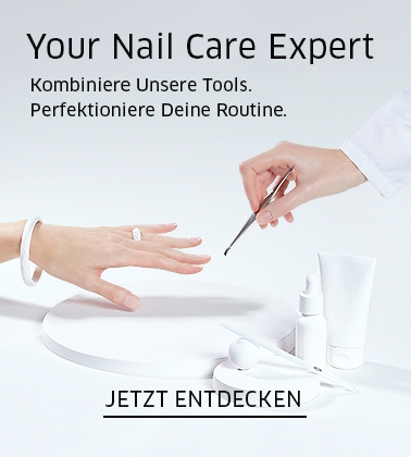 Hände bestücken zwei ZWILLING Wildleder Etuis mit unterschiedlichen Maniküre Tools.