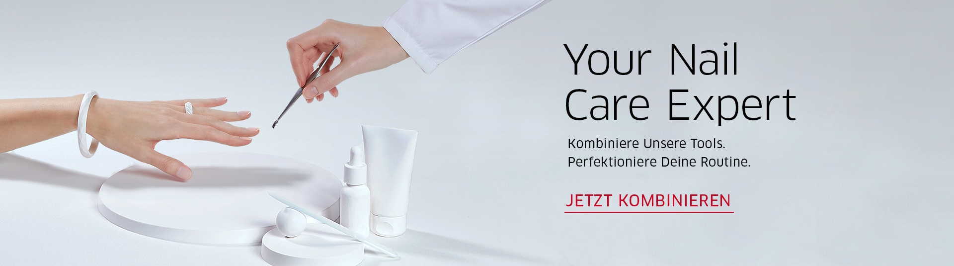 Hände bestücken zwei ZWILLING Wildleder Etuis mit unterschiedlichen Maniküre Tools.