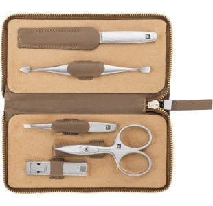 Geöffnetes ZWILLING Premium Set 5tlg. in taupe mit den meistgenutzten Pflegeinstrumenten aus rostfreiem Edelstahl.