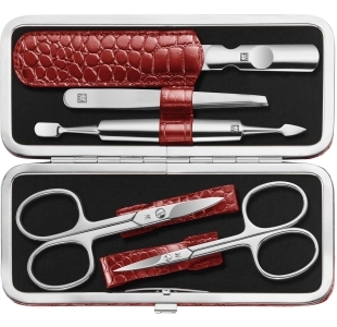 Geöffnetes ZWILLING Classic Set 5tlg. in rot mit Metallrahmen, mit den meistgenutzten Pflegeinstrumenten aus rostfreiem Edelstahl.