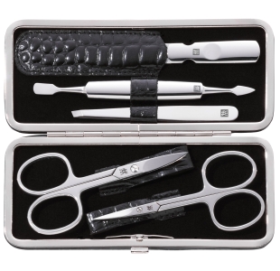 Geöffnetes ZWILLING Classic Set 5tlg. in schwarz mit Metallrahmen, mit den meistgenutzten Pflegeinstrumenten aus rostfreiem Edelstahl.