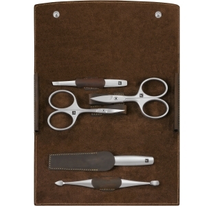 Geöffnetes ZWILLING Premium Set 5tlg. in braun mit den meistgenutzten Pflegeinstrumenten aus rostfreiem Edelstahl.
