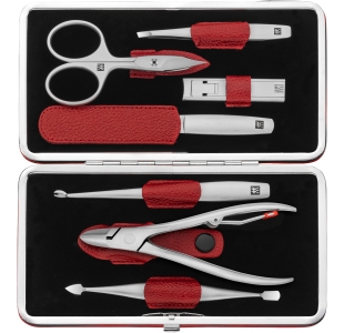 Geöffnetes ZWILLING Premium Set 7tlg. in rot mit Metallrahmen, mit den meistgenutzten Pflegeinstrumenten aus rostfreiem Edelstahl.