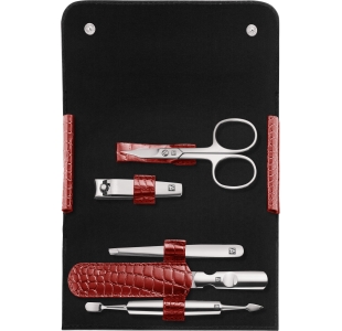 Geöffnetes ZWILLING Classic Set 5tlg. in roter Kroko-Optik, mit den meistgenutzten Pflegeinstrumenten aus rostfreiem Edelstahl.