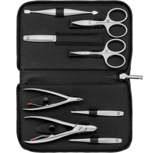Geöffnetes ZWILLING Premium Set 8tlg. in schwarz mit vollumfänglichen Pflegeinstrumenten aus rostfreiem Edelstahl.
