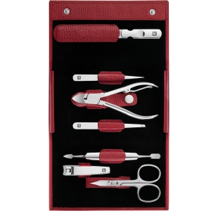 Geöffnetes ZWILLING Classic Set 7tlg. in rot, mit den meistgenutzten Pflegeinstrumenten aus rostfreiem Edelstahl.