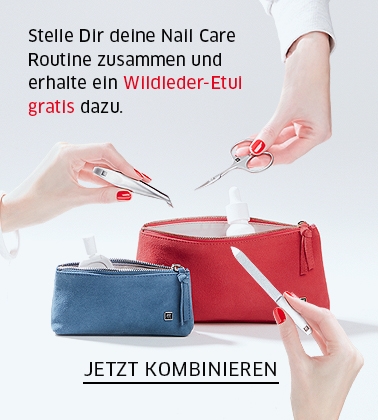 Hände bestücken zwei ZWILLING Wildleder Etuis mit unterschiedlichen Maniküre Tools.